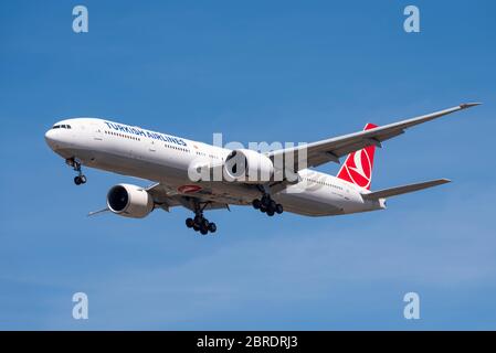 Turkish Airlines Boeing 777 Jet Airliner, der während der COVID-19-Sperrung am Flughafen London Heathrow über Cranford, London, Großbritannien landet. Stockfoto