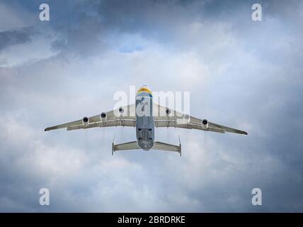 Kiew, Ukraine - 10. Mai 2020: Die ukrainische Maschine Antonov AN-225 Mriya fliegt am Flughafen Gostomel. Das größte Flugzeug der Welt. UR-82060 größte Stockfoto