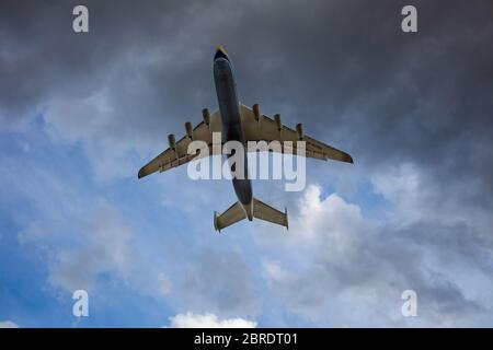 Kiew, Ukraine - 10. Mai 2020: Die ukrainische Maschine Antonov AN-225 Mriya fliegt am Flughafen Gostomel. Das größte Flugzeug der Welt. UR-82060 größte Stockfoto