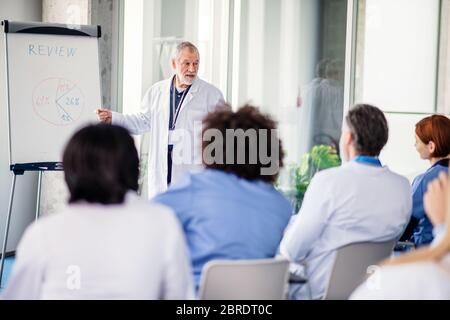 Gruppe von Ärzten hören Präsentation auf medizinische Konferenz. Stockfoto