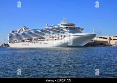 FORT LAUDERDALE, USA - 15. FEBRUAR 2014: Crown Princess Schiff an Port Everglades Pier in Florida angedockt. Crown Princess ist ein Kreuzfahrtschiff der Grand-Klasse Stockfoto