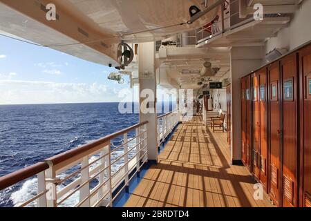 Kreuzfahrtschiff offenes Deck auf See Stockfoto