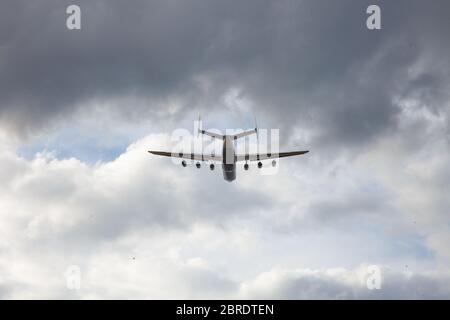 Kiew, Ukraine - 10. Mai 2020: Die ukrainische Maschine Antonov AN-225 Mriya fliegt am Flughafen Gostomel. Das größte Flugzeug der Welt. UR-82060 größte Stockfoto