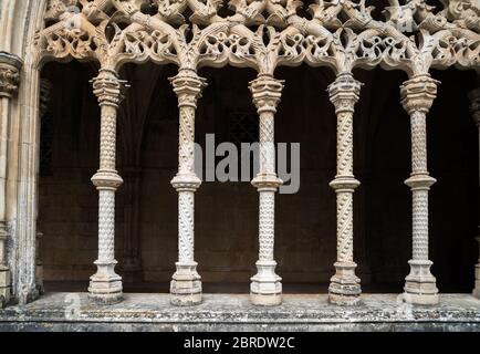 Colonettes, die komplizierte Arkadenwände im Königlichen Kloster des Klosters der Heiligen Maria vom Sieg in Batalha, Portugal unterstützen Stockfoto