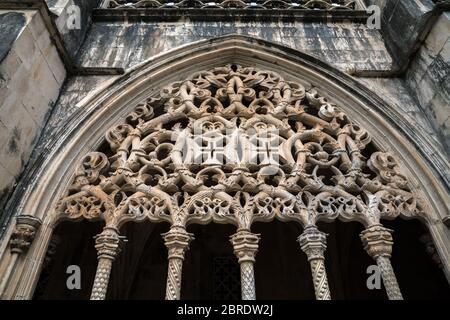 Colonettes, die komplizierte Arkadenwände im Königlichen Kloster des Klosters der Heiligen Maria vom Sieg in Batalha, Portugal unterstützen Stockfoto