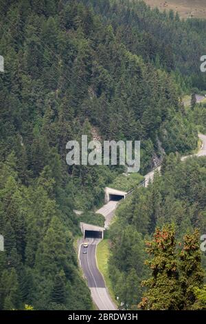 Sommer Blick auf Schneetunnel auf Bergstraße, die bis zu Belle Plagne Skigebiet in Savoie, Französisch alpen Stockfoto