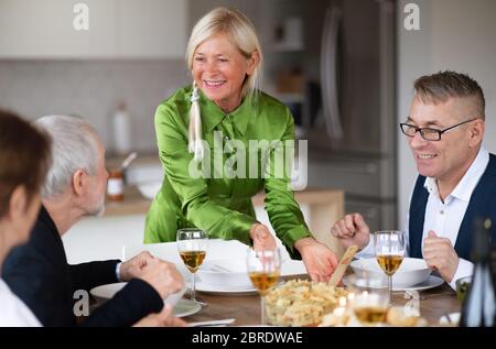 Gruppe von älteren Freunden beim Abendessen Party zu Hause. Stockfoto
