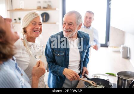 Gruppe von älteren Freunden beim Abendessen Party zu Hause, Kochen. Stockfoto