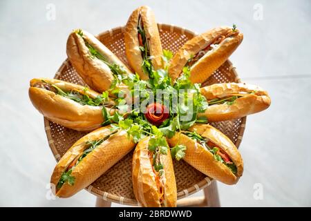 Berühmte vietnamesische Küche ist banh mi thit, beliebte Street Food aus Brot mit Rohmaterial gefüllt: Schweinefleisch, Schinken, Pastete, Ei und frische Kräuter wie Schalotten, c Stockfoto