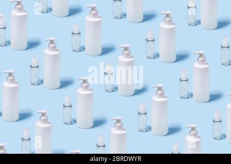 Flaschen mit antiseptischer Flüssigseife, Spray und Gel schützen vor