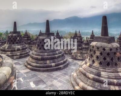 Sonnenaufgang Hintergrund am Borobudur Tempel in Indonesien Stockfoto