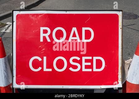 Schild für geschlossene Straße - Metall weiß auf rotem Text Stockfoto