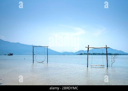 Schöne Bilder von Bambusflößen mit trockenen Bäumen auf Lap an Lagune, Hue Stadt, Vietnam Stockfoto