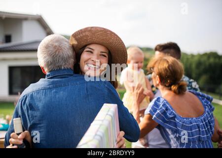 Porträt von glücklichen Menschen im Freien auf Familie Geburtstagsfeier. Stockfoto