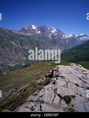 Sommeransicht vom Col de L’Iseran in Frankreich Richtung Gran Paradiso in Italien Stockfoto