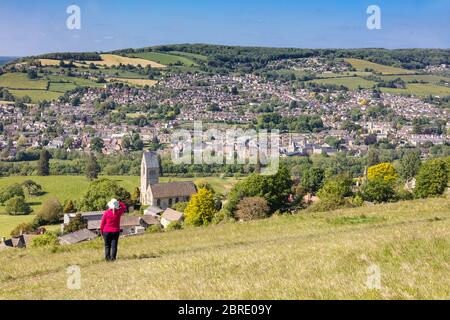 Frau bewundert Blick auf Stroud von Selsley Common, The Cotswolds, Gloucestershire, England, Großbritannien Stockfoto