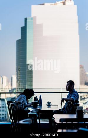 In einem Restaurant auf dem Balkon des Iconsiam Shopping Mall genießen Sie die Aussicht über den Fluss Chao Phraya. Bangkok Thailand. Stockfoto