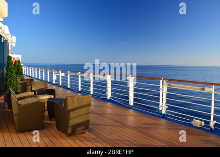 Offenes Deck auf Kreuzfahrtschiff an der Karibik Stockfoto