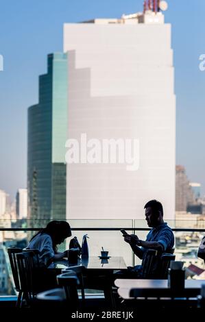 In einem Restaurant auf dem Balkon des Iconsiam Shopping Mall genießen Sie die Aussicht über den Fluss Chao Phraya. Bangkok Thailand. Stockfoto