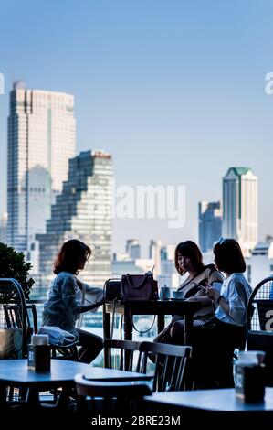 In einem Restaurant auf dem Balkon des Iconsiam Shopping Mall genießen Sie die Aussicht über den Fluss Chao Phraya. Bangkok Thailand. Stockfoto