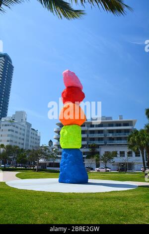 MIAMI BEACH, USA - 1. APRIL 2017 : Miami Mountain, das Kunstwerk im Collins Park in South Beach durch das Bass Museum installiert. Ugo Rondinone ist das Design Stockfoto