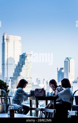 In einem Restaurant auf dem Balkon des Iconsiam Shopping Mall genießen Sie die Aussicht über den Fluss Chao Phraya. Bangkok Thailand. Stockfoto