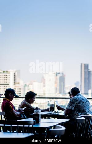 In einem Restaurant auf dem Balkon des Iconsiam Shopping Mall genießen Sie die Aussicht über den Fluss Chao Phraya. Bangkok Thailand. Stockfoto