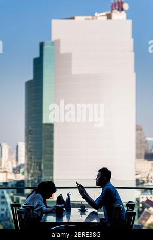 In einem Restaurant auf dem Balkon des Iconsiam Shopping Mall genießen Sie die Aussicht über den Fluss Chao Phraya. Bangkok Thailand. Stockfoto