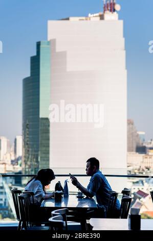 In einem Restaurant auf dem Balkon des Iconsiam Shopping Mall genießen Sie die Aussicht über den Fluss Chao Phraya. Bangkok Thailand. Stockfoto