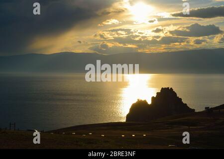 Wunderschöne Aussicht auf den Schamanen-Felsen auf Olchon Island, Baikalsee, bei Sonnenuntergang Stockfoto
