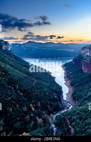 Friedlicher Sonnenuntergang am Stausee Sau, Katalonien, Spanien (Provinz Osona) Stockfoto