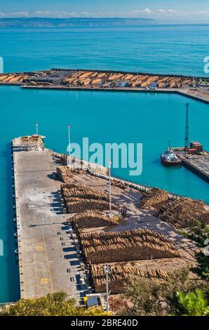 Große Stapel von Holzstämmen, am Hafen von Napier, Blick vom Bluff Hill Lookout, in Napier, Hawke's Bay Region, North Island, Neuseeland Stockfoto