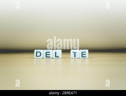 LÖSCHEN von Wörtern in Würfel geschrieben auf Holzboden auf weißem Hintergrund angeordnet Buchstabenblöcke in LÖSCHWÖRTER, zum Hinzufügen von Text oder andere Bilder oder Design Stockfoto