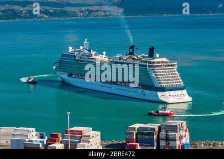 Celebrity Solstice Kreuzfahrt Schiff, Schlepper, Breakwater Hafen im Hafen von Napier, Blick vom Bluff Hill Lookout, in Napier, North Island, Neuseeland Stockfoto