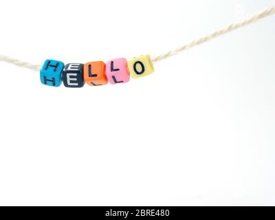 Hallo Wort auf Farbblöcke geschrieben. Hallo Text auf weißem Hintergrund, Konzept Stockfoto