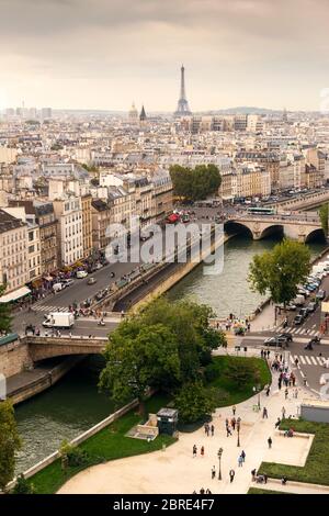 Skyline von Paris mit Eiffelturm bei Sonnenuntergang Stockfoto