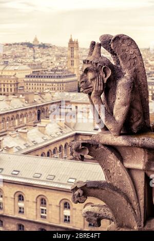 Chimera (Wasserspeier) der Kathedrale von Notre Dame de Paris mit Blick auf Paris, Frankreich Stockfoto