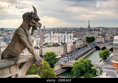 Chimera (Wasserspeier) der Kathedrale von Notre Dame de Paris mit Blick auf Paris, Frankreich Stockfoto