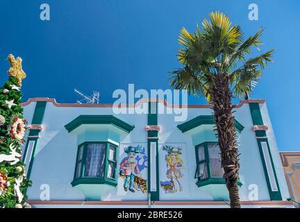 Art Deco-Gebäude in der Emerson Street, Weihnachtszeit im Sommer in Napier, Hawke's Bay Region, North Island, Neuseeland Stockfoto