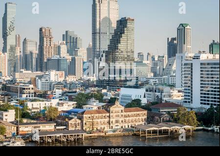 Ein Foto des alten Zollhauses über dem Chao Phraya Fluss, aufgenommen von hoch oben auf dem neuen Iconsiam Einkaufszentrum, Bangkok Thailand. Stockfoto