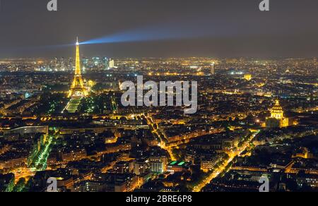 PARIS - 24. SEPTEMBER 2013: Blick auf Paris mit dem Eiffelturm vom Montparnasse-Turm bei Nacht. Stockfoto
