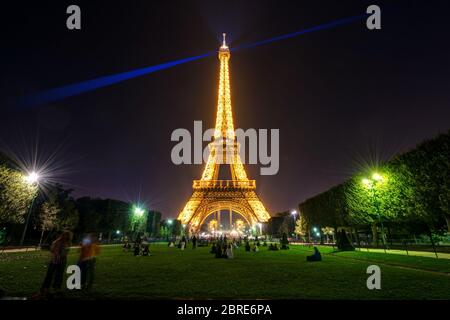 Paris - 24. SEPTEMBER: Beleuchtung des Eiffelturms in der Nacht zum 24. september 2013 in Paris. Der Eiffelturm ist eine der wichtigsten Touristenattraktionen Stockfoto