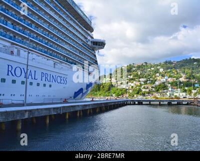 DOMINICA, KARIBIK - 24. MÄRZ 2017 : Königliche Prinzessin Schiff im Hafen von Roseau angedockt. Royal Princess wird von Princess Cruises Linie betrieben und hat eine Kapazität Stockfoto