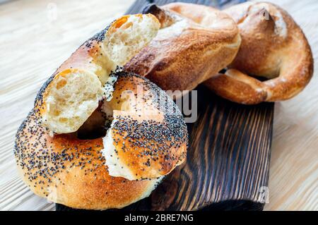 Mohn-Saatbrot mit einer rosigen Kruste aus hausgemachtem Backen. Kalach-traditionelles russisches Brot. Stockfoto