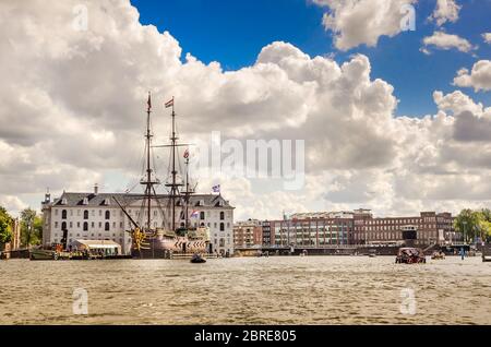 AMSTERDAM, HOLLAND – AUG. 31, 2019: Schöne Aussicht auf Amsterdamer Kanäle mit Brücke und typisch holländischen Häusern. Stadt hat mehr als 1500 Brücken. Stockfoto