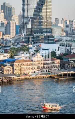 Ein Foto des alten Zollhauses über dem Chao Phraya Fluss, aufgenommen von hoch oben auf dem neuen Iconsiam Einkaufszentrum, Bangkok Thailand. Stockfoto