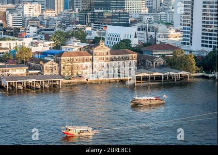 Ein Foto des alten Zollhauses über dem Chao Phraya Fluss, aufgenommen von hoch oben auf dem neuen Iconsiam Einkaufszentrum, Bangkok Thailand. Stockfoto