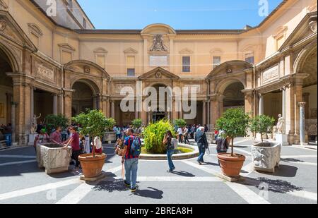 VATIKAN - 14. MAI 2014: Touristen besuchen das Vatikanische Museum. Stockfoto