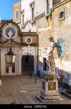 Statue des Erzengels Michael in der Engelsburg, Rom, Italien. Schöne Renaissance Marmorskulptur. Der alte Sant'Angelo ist ein berühmtes Wahrzeichen Roms. Stockfoto