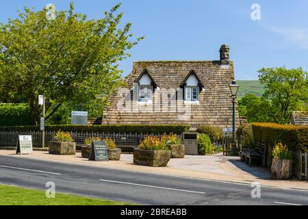 Außenansicht von malerischen attraktiven historischen Cottage Tee Zimmer Cafe, in landschaftlich sonnigen ländlichen Dorf (Bushaltestelle) - Bolton Abbey, Yorkshire Dales, England, Großbritannien. Stockfoto